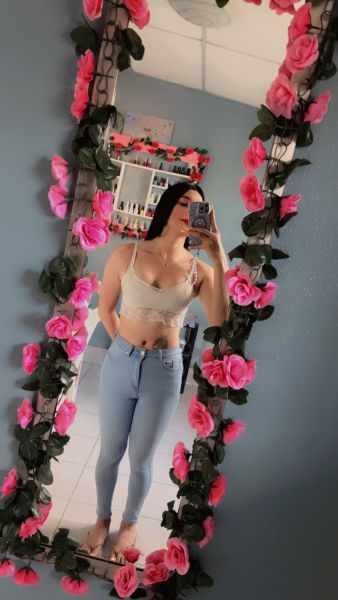 Hola muy buenas un guste saludarle 
Quiero dcirles q soy una persona muy agradable sociable y esclusiva estoy aca por negocios por complacer tus deseos para mi sera un gusto atenderte ahora si m
Escribes para hacer mi amigo no pierdas tu tiempo esto es para negocios no para hacer amistates para eso esta facebook y dmas m gusta conocer ala persona antes d concretar una cita ya sea enviando una foto d ello etc, y no acepto llmads mnos videollmadas solo por mensaje es mi forma d trabajar gracias 